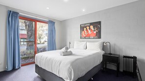 2 chambres, fer et planche à repasser, draps fournis