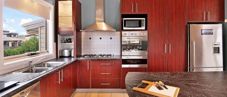 Mikrobølgeovn, ovn, kogeplade, opvaskemaskine