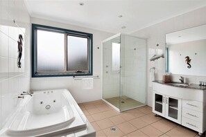 Dusche, Whirlpool, Haartrockner, Handtücher