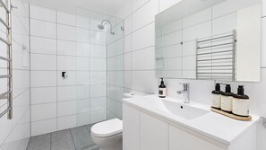 Een douche, handdoeken