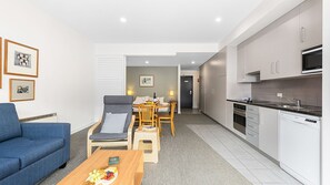 Un appartement moderne comprenant un salon, un coin repas et une cuisine.
