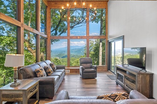 Don't Miss Out!! BOOK TODAY - Sleeps 24 - 6 King Suites - 2 Hot Tubs - Fire Pit