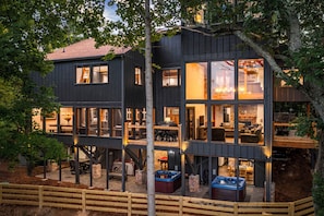 Terrace/patio - Don't Miss Out!! BOOK TODAY - Sleeps 24 - 6 King Suites - 2 Hot Tubs - Fire Pit (Gatlinburg)