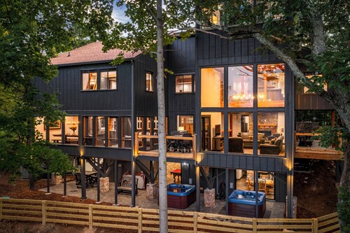 Don't Miss Out!! BOOK TODAY - Sleeps 24 - 6 King Suites - 2 Hot Tubs - Fire Pit