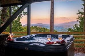 Outdoor spa tub - Don't Miss Out!! BOOK TODAY - Sleeps 24 - 6 King Suites - 2 Hot Tubs - Fire Pit (Gatlinburg)
