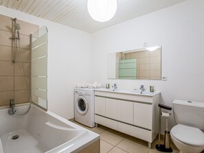 Bañera, toallas, jabón y champú