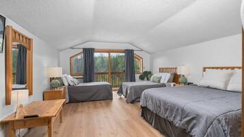 3 bedrooms, desk, iron/ironing board, free WiFi