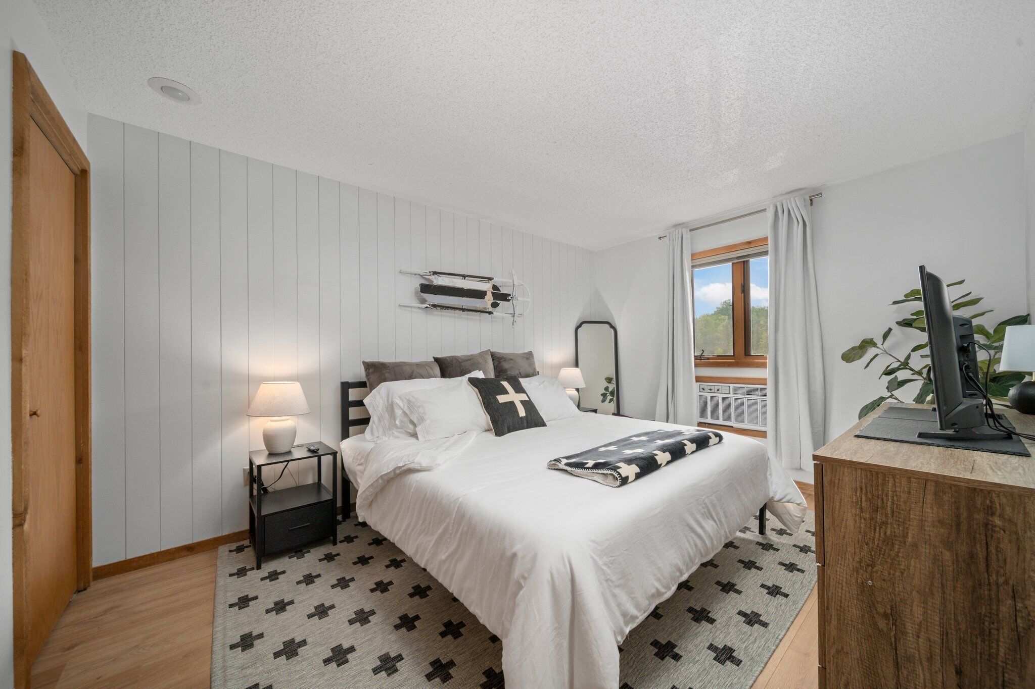 Winter Adventure Retreat - Ski Views, New King Beds, Fully Loaded Kitchen!