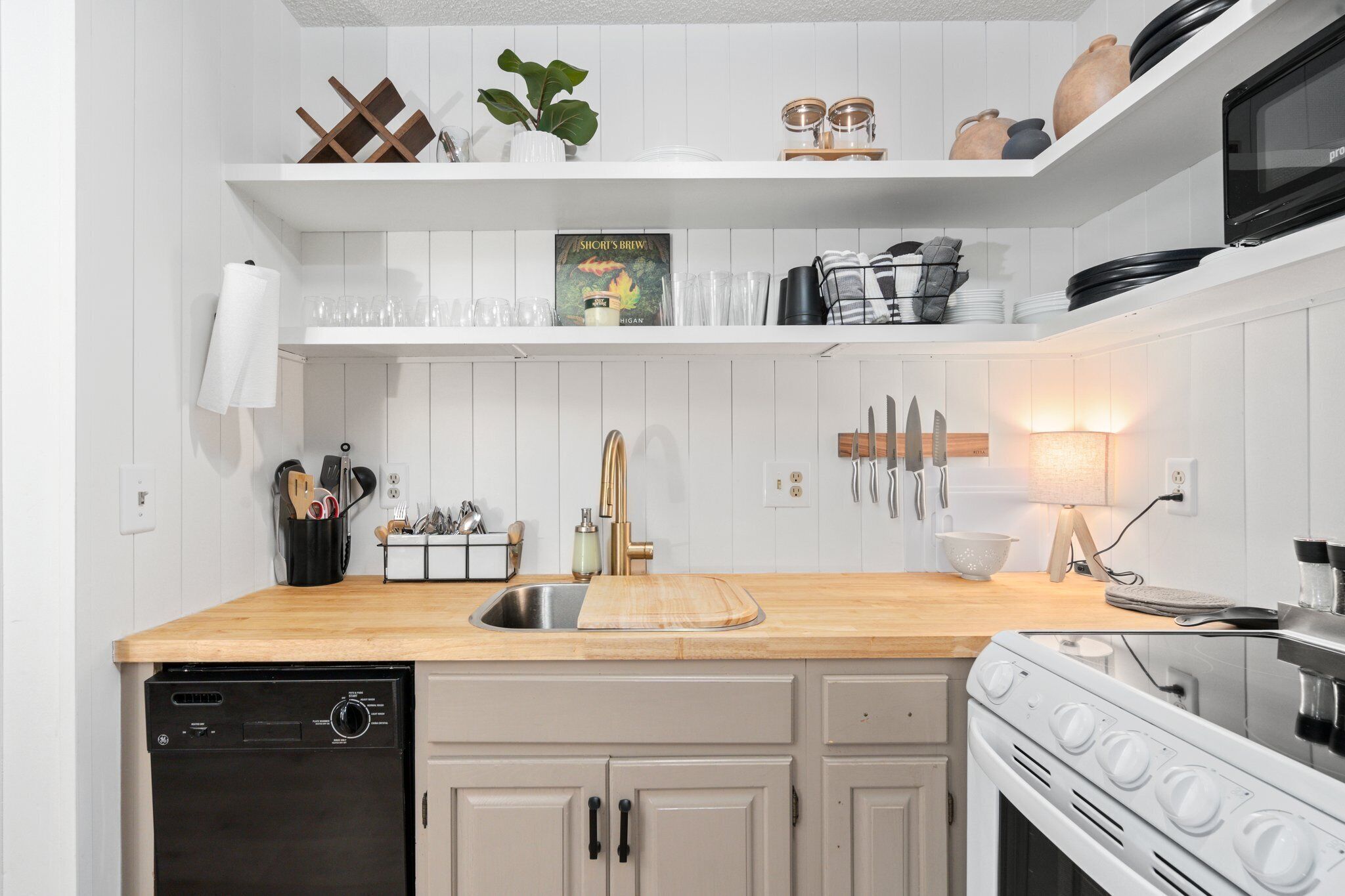 Winter Adventure Retreat - Ski Views, New King Beds, Fully Loaded Kitchen!