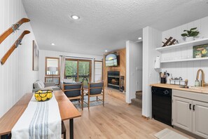 TV connectée, cheminée, jeux vidéo