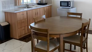 Fridge, microwave, stovetop, electric kettle - Sky Lodge (Nuku'alofa)