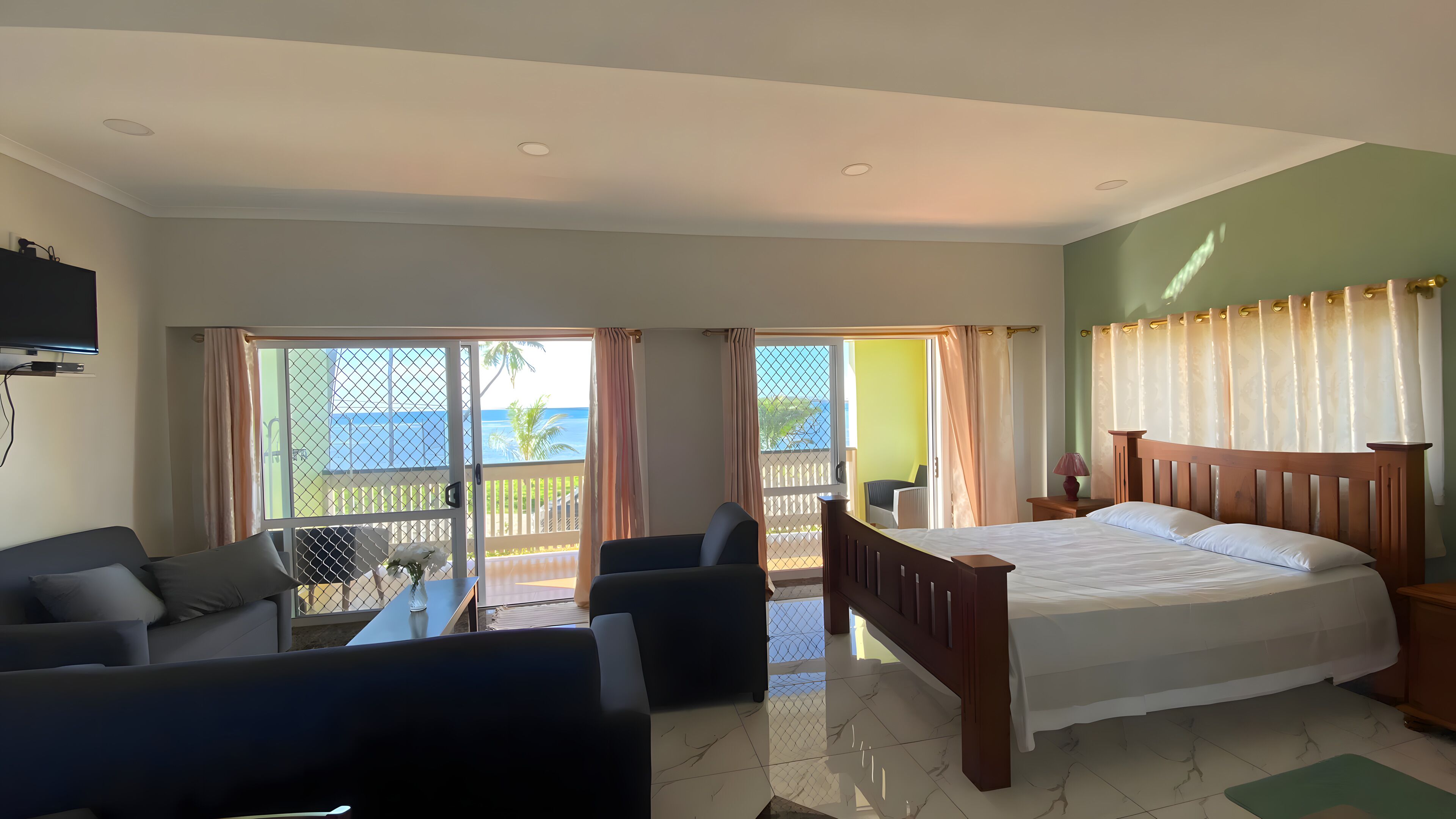 Estudio | Decoración individual y espacio para trabajar con un portátil