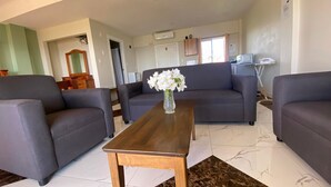 Laptop workspace, iron/ironing board, free WiFi, individually decorated - Sky Lodge (Nuku'alofa)