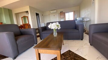 Decoración personalizada y espacio para trabajar con laptop 