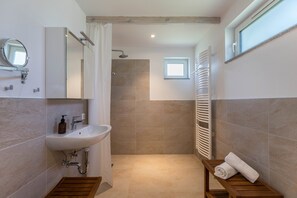 Ducha, secador de pelo, toallas