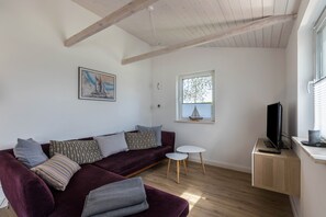 TV, streaming services - Holiday Home "Holtdeel" with Private Garden & Wi-Fi (Gelting)