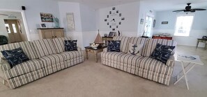 Smart-TV, Bücher, Stereoanlage, Computerbildschirme