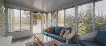 3 minutes to Beach+Downtown • Fire Pit • Video Games • Coffee Bar