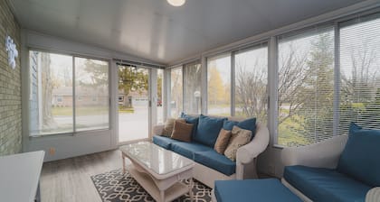 3 minutes to Beach+Downtown • Fire Pit • Video Games • Coffee Bar
