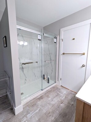 Douche, séchoir à cheveux, serviettes fournies, savon