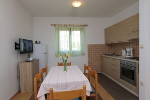 Fridge, stovetop, coffee/tea maker, cookware/dishes/utensils - Apartment Tena (60256-A1) - Silo - island Krk (Silo - island Krk)
