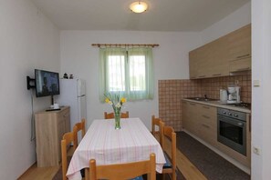 Fridge, oven, coffee/tea maker, cookware/dishes/utensils - Apartment Tena (Silo - island Krk)
