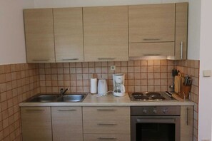 Fridge, oven, coffee/tea maker, cookware/dishes/utensils - Apartment Tena (Silo - island Krk)
