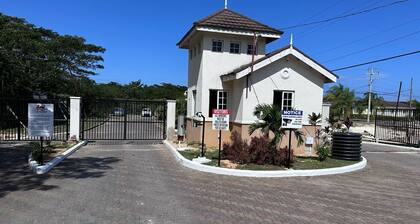 Pearle Casa Airbnb Adventure- Relaxing, 24hrs Gated Secured Home..