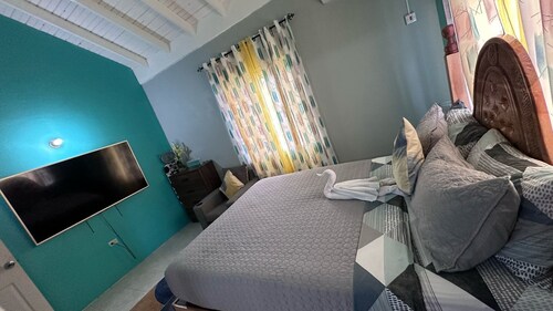 Pearle Casa Airbnb Adventure- Relaxing, 24hrs Gated Secured Home..
