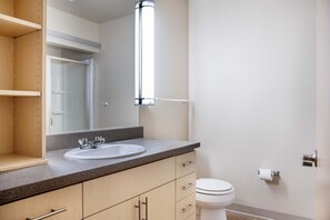 Hair dryer, towels - Fantastic Queen Anne 1BR w/ Gym & W/D, nr Space Needle, by Blueground (Seattle)