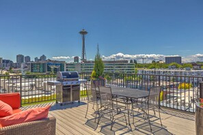 Outdoor dining - Fantastic Queen Anne 1BR w/ Gym & W/D, nr Space Needle, by Blueground (Seattle)