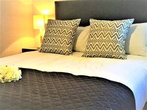 書桌、免費 Wi-Fi、床單