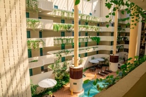 Hồ bơi trong nhà, ghế dài tắm nắng