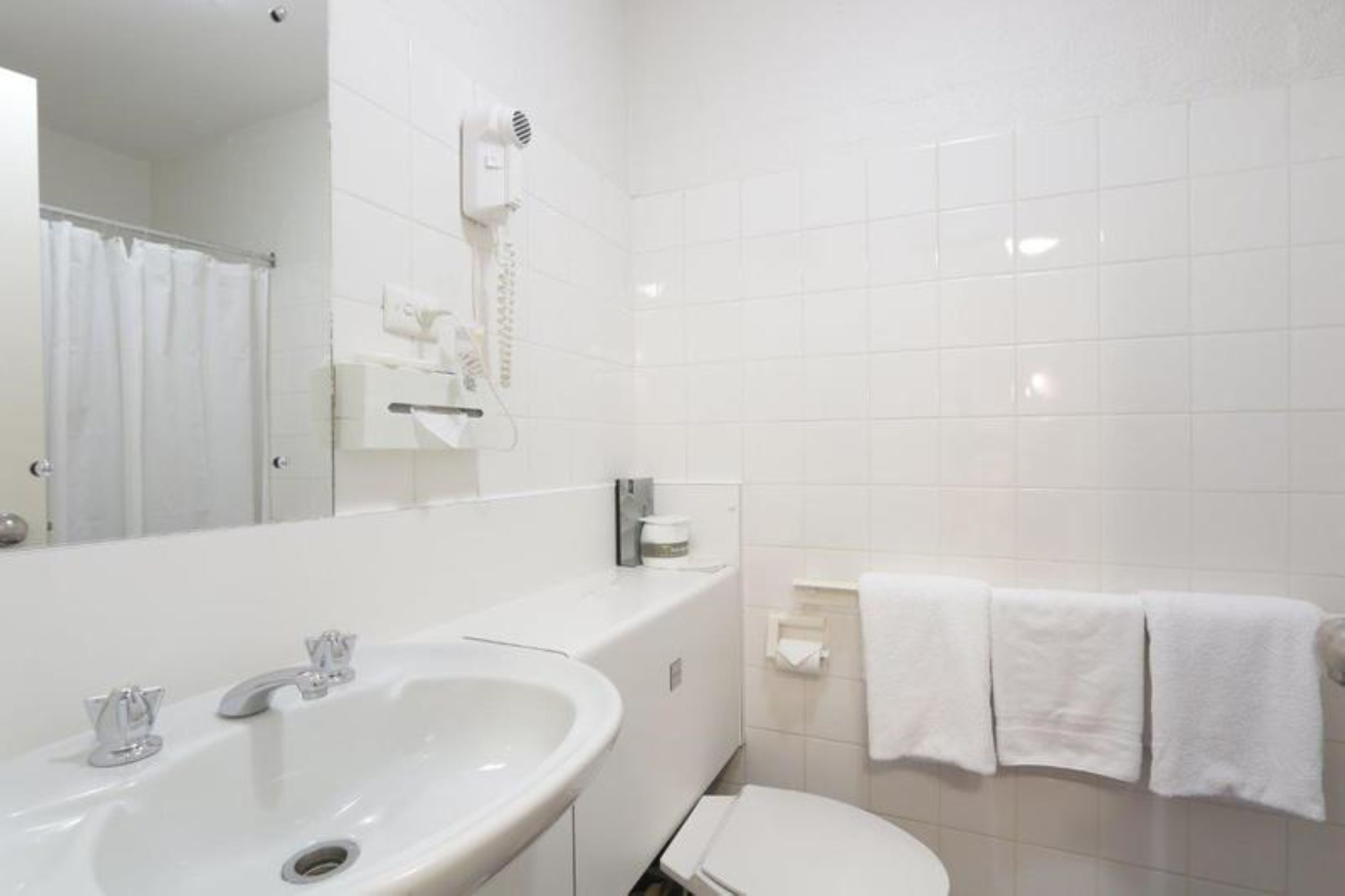 Three Bedroom Loft Apartment | Bathroom | Shower, free toiletries, hair dryer, towels