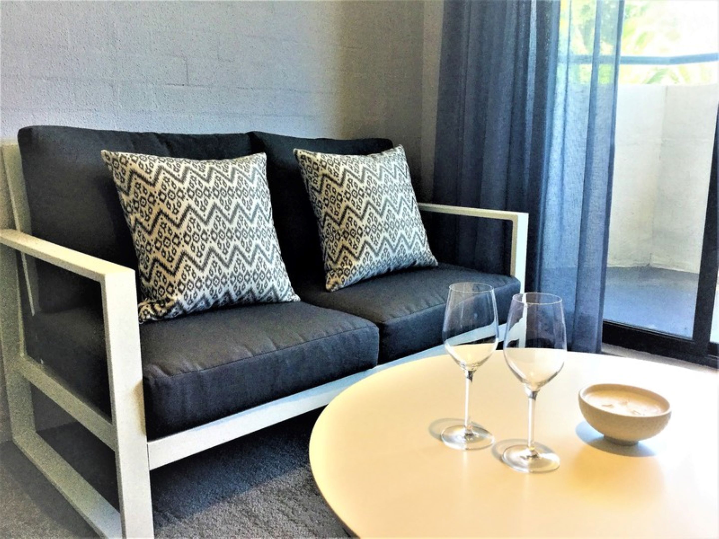 شقة ديلوكس - غرفتا نوم | منطقة المعيشة | تلفزيون بشاشة مسطحة بحجم 42-سم يعرض قنوات تلفزيونية رقمية، تلفزيون