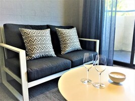 华丽公寓, 2 间卧室 | 起居区 | 42-厘米纯平电视 （配备数码频道）、电视