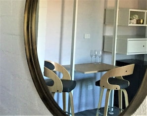 Phòng Deluxe, 1 giường cỡ king | 2 phòng ngủ, bàn, truy cập Internet không dây miễn phí, bộ trải giường
