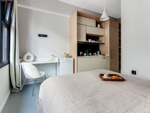 Iron/ironing board, Internet, bed sheets