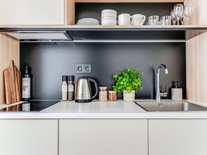 Refrigerador, placa de cocina, tostadora, utensilios de cocina