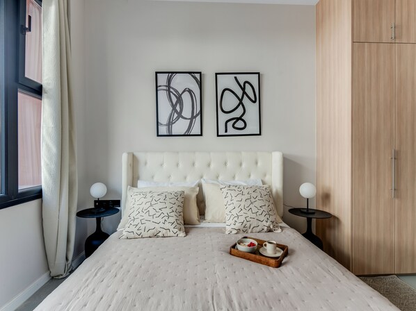 Tabla de planchar con plancha, acceso a internet y ropa de cama