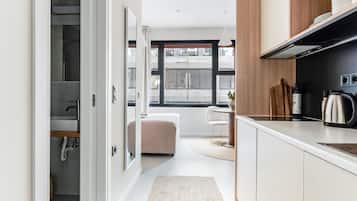 Tabla de planchar con plancha, acceso a internet y ropa de cama