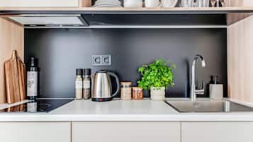 Refrigerador, parrilla de estufa, tostadora y utensilios de cocina