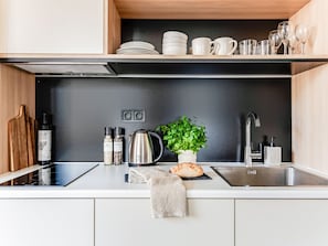 Refrigerador, placa de cocina, tostadora, utensilios de cocina