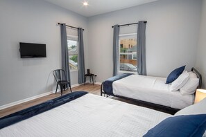 منزل (4 Bedrooms) | 4 عدّة غرف نوم ومساحة عمل للكمبيوتر المحمول ومكواة/لوح كي وملاءات أسرّة