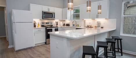 House (4 Bedrooms) | Dapur peribadi | Ketuhar gelombang mikro, ketuhar, meja makan