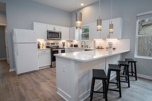 منزل (4 Bedrooms) | مطبخ خاص | ميكروويف، فرن، مائدة طعام