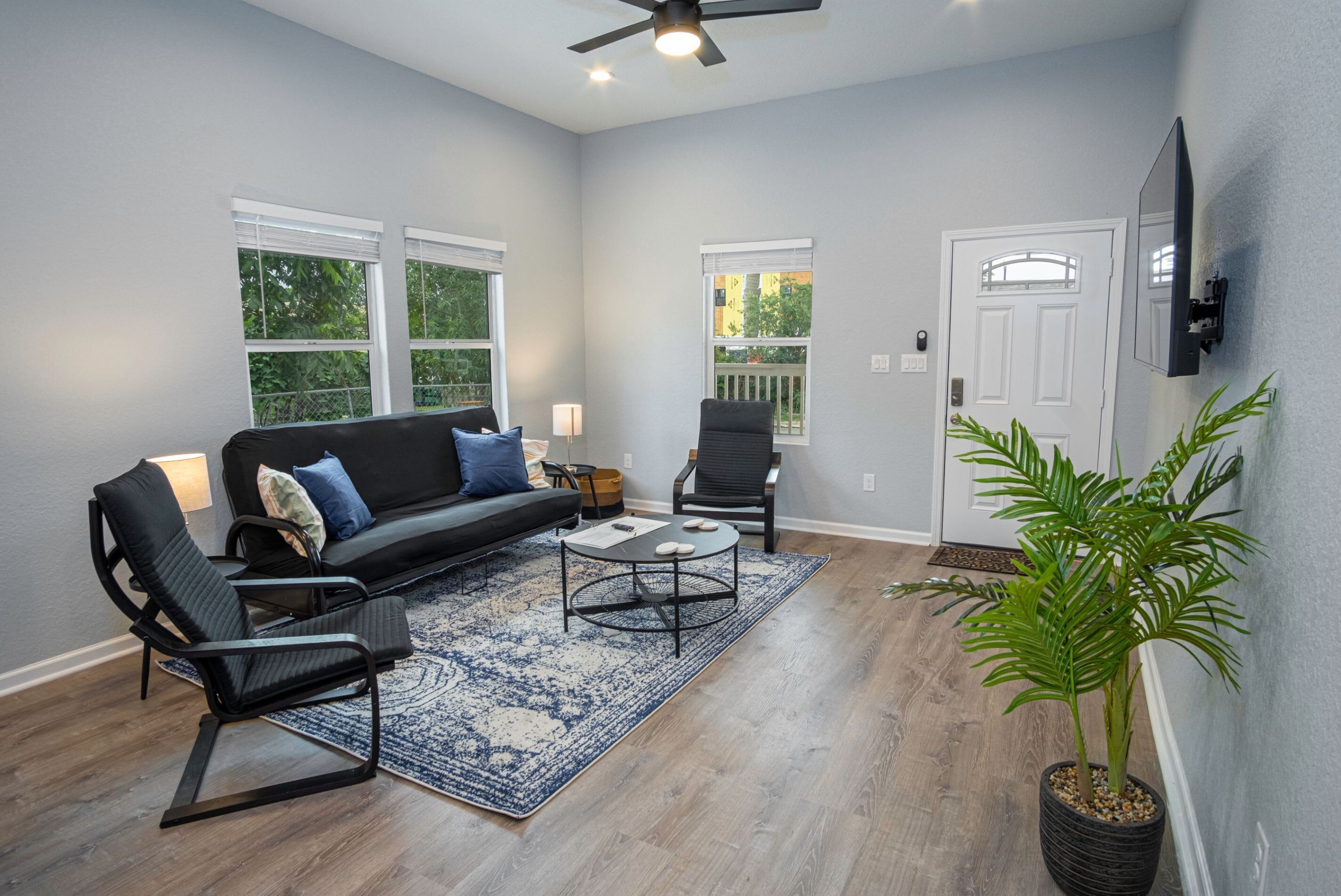 Nhà (4 Bedrooms) | Khu phòng khách | TV 50-inch có truyền hình kỹ thuật số 