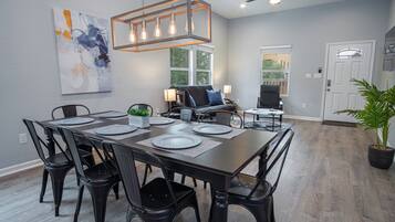House (4 Bedrooms) | Dining room