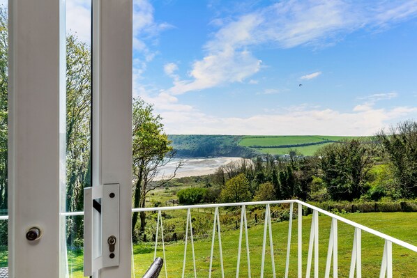 2 bedrooms - Salty Kisses - Sea Front Aparment (Pembroke)