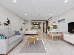 Smart TV - Luxe King Studio in Santai (Tweed)